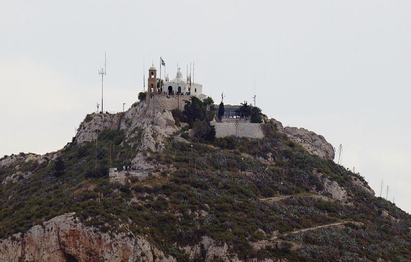 リカヴィトスの丘の頂上に建つ聖ジョージ教会とレストラン