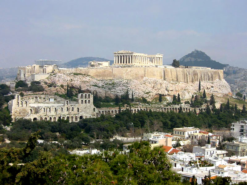 アテネの中心地アクロポリスの丘に建つパルテノン神殿