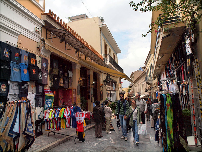 狭い通りにレストランや土産物店が並ぶプラカ地区