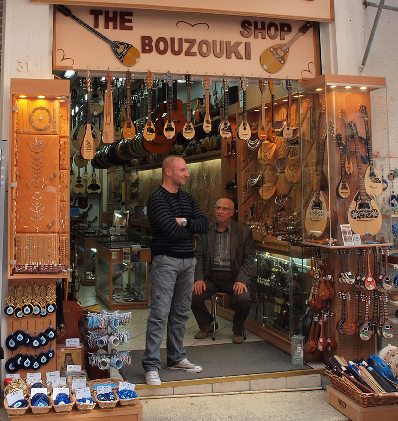 ギリシャの民族楽器 ブズーキ BOUZOUKI を売る店