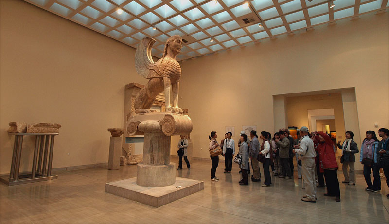 ナクソスの柱頂に飾られていた有翼のスフィンクス（右面）