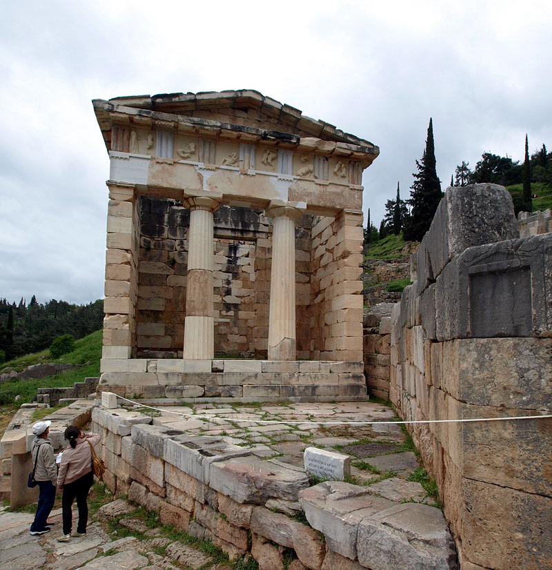 聖なる道の角に東向けに建つアテネ人の宝庫（紀元前508年）
