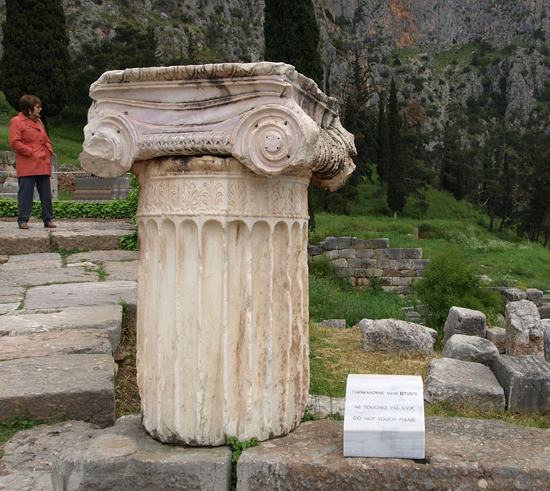 大理石でできたイオニア式柱頭