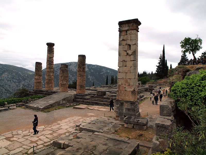 ドーリス（ドリア）式のアポロンの神殿入口