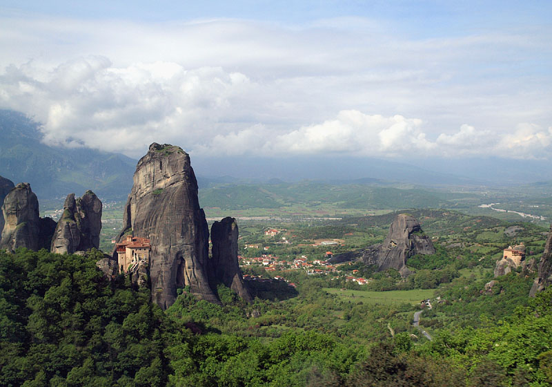 世界複合遺産メテオラの奇岩群と修道院 / ルサノス修道院（左）とアギオス・ニコラオス修道院（右）