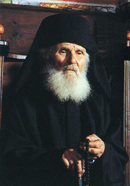 祈りを捧げる100歳の修道士
