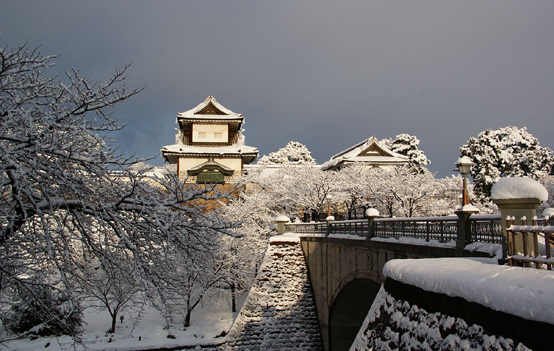 冠雪の石川門と石川橋/金沢城公園　2010.1.16 08:20