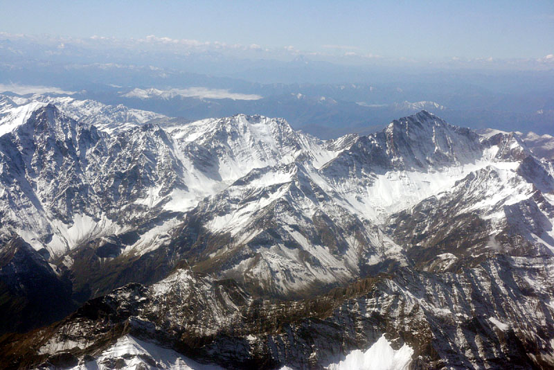 3,000m 級の冠雪の山々が続く