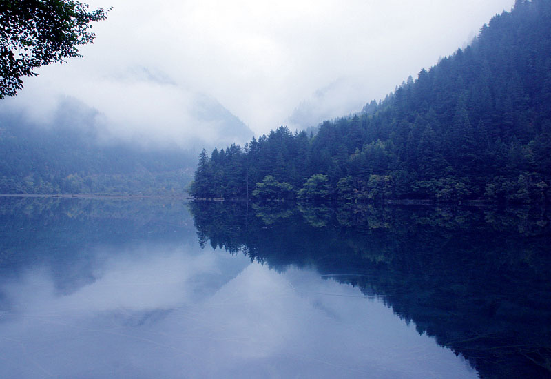 幻想的な朝の鏡海 Mirror Lake