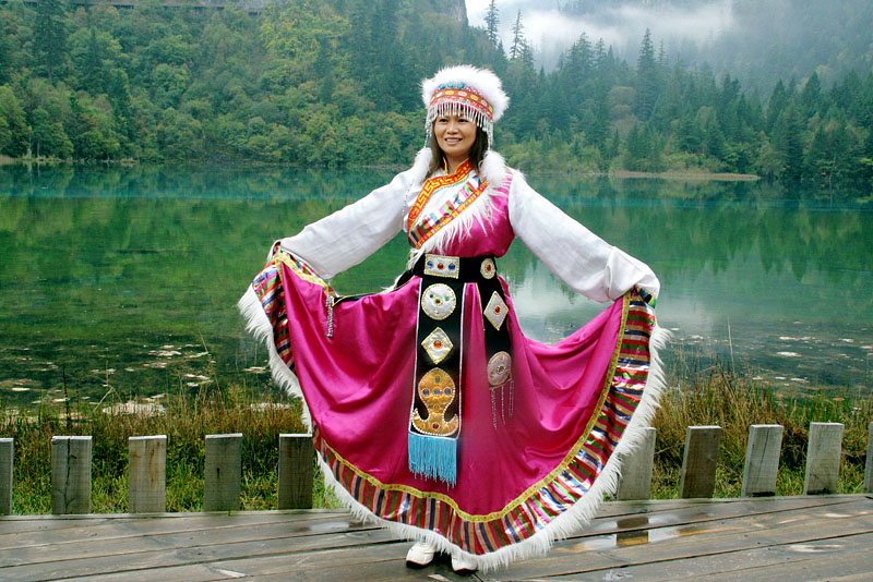 チベットの民族衣装を着て記念写真を撮る女性/五花海
