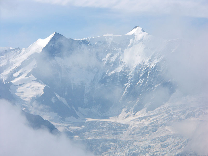 下グリンデルワルト氷河上部のフィッシャーホルン（4,049m）　10:03