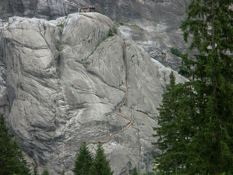 上グリンデルワルト氷河展望台とロープのように見える木製梯子段
