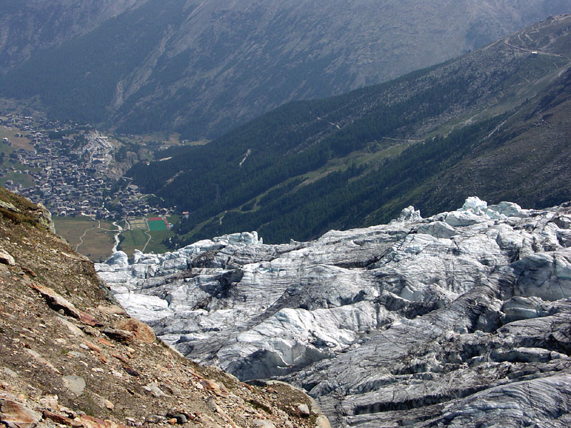 谷底の村に向かって流れ落ちるフェー氷河