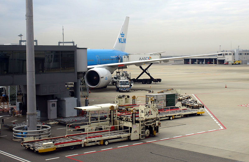 青い機体のKLMオランダ航空機 / 関西国際空港
