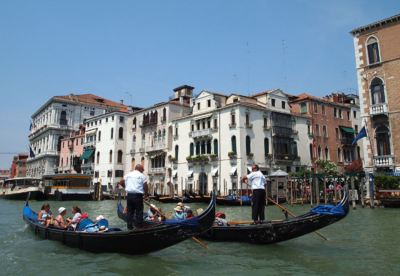 ヴェネツィアのカナル・グランデ（大運河）を行くゴンドラ
