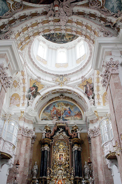 「救いの聖母」で知られる大聖堂の内部