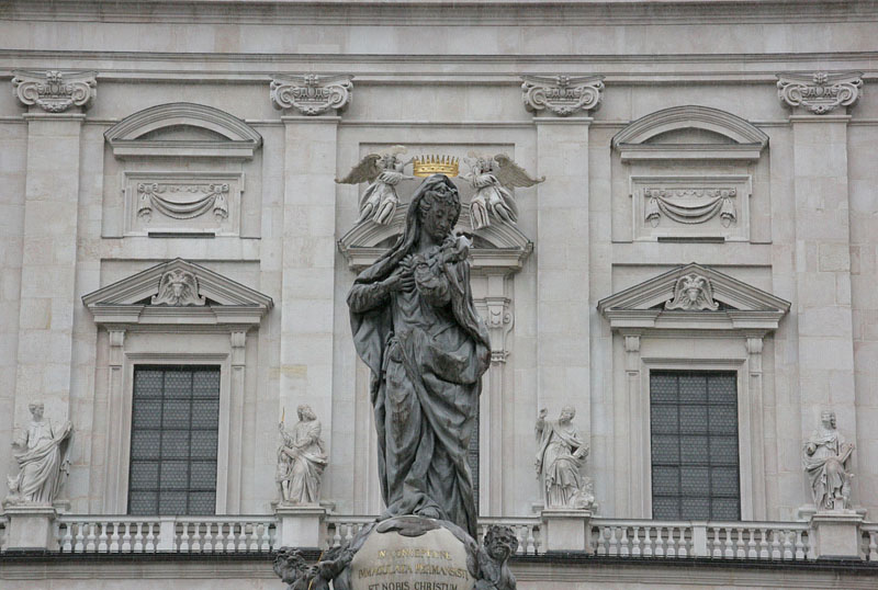王冠をかぶったマリア像