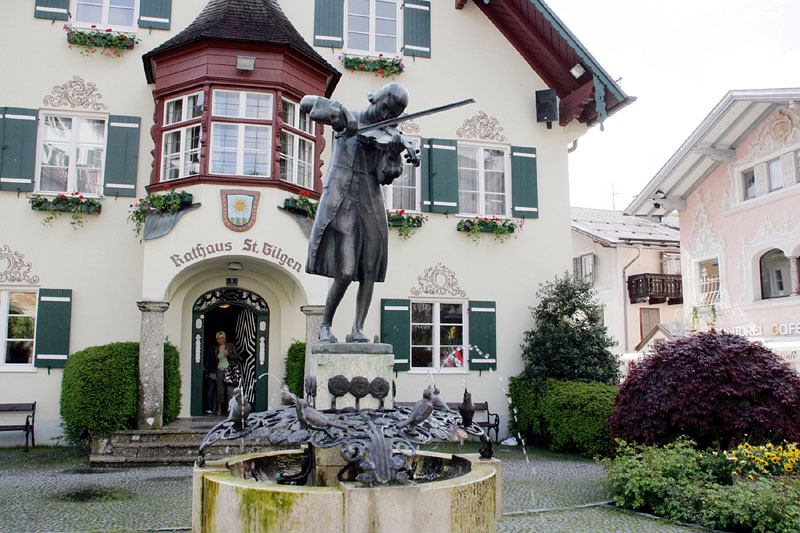 ザンクト・ギルゲンの村役場入口に建つ幼い頃のモーツァルト像