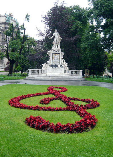 花のト音記号で知られるモーツァルト像
