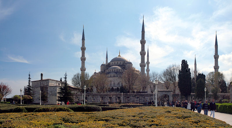 ６本のミナレットが象徴する巨大なブルーモスク