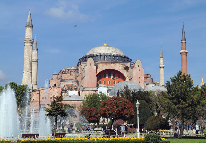 ８日目：トプカプ宮殿とブルーモスクの間に建つアヤソフィア/イスタンブール旧市街（世界遺産）　2010.4.18 10:20