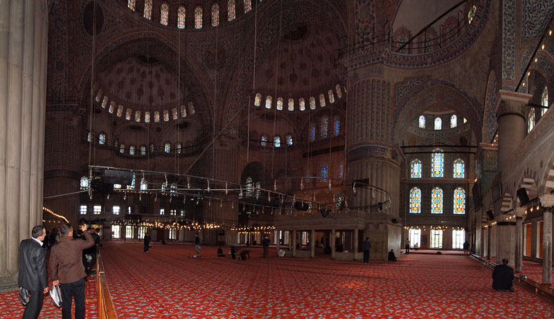 赤い絨毯を敷き詰めた清潔で美しいブルーモスクの内部