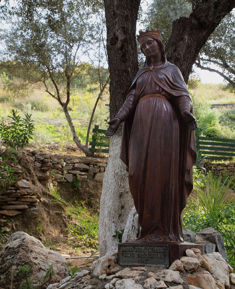オリーブの木陰で出迎えてくれる聖母マリア像