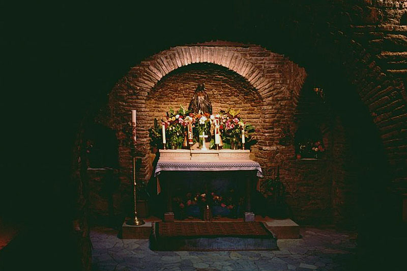 簡素な祭壇のマリア像/「聖母マリアの家」