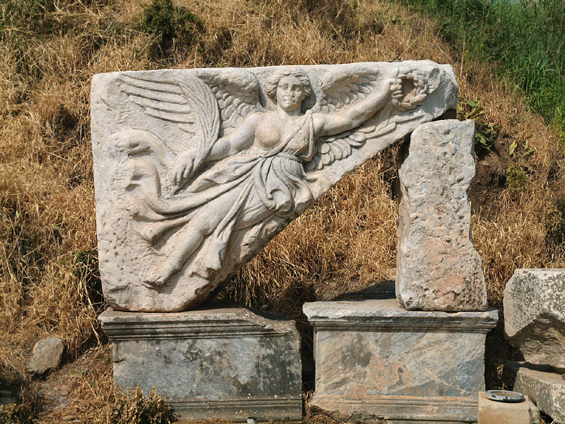 ドミティアヌス神殿前広場から発見された勝利の女神ニケのレリーフ