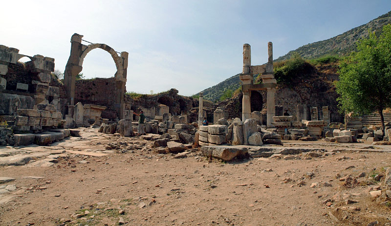ポリオの泉（左）とドミティアヌス神殿（右）