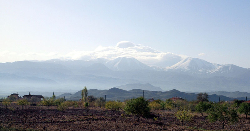 ヴェールを被ったエルジェス山（3,916m）　2010.4.18 07:50