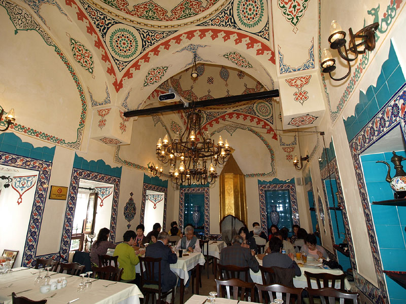 内装の美しいレストラン「バーブ・ハヤッツ（17世紀）」で昼食　12:20