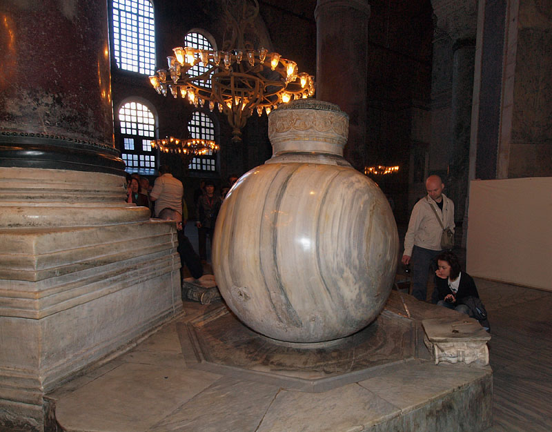 ペルガモン遺跡から出土した大理石の水瓶