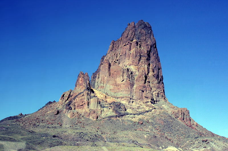 ioz̐lɂƂĐ_ȎR Agathla Peak (1859m) ʖ El Capitan iUj 