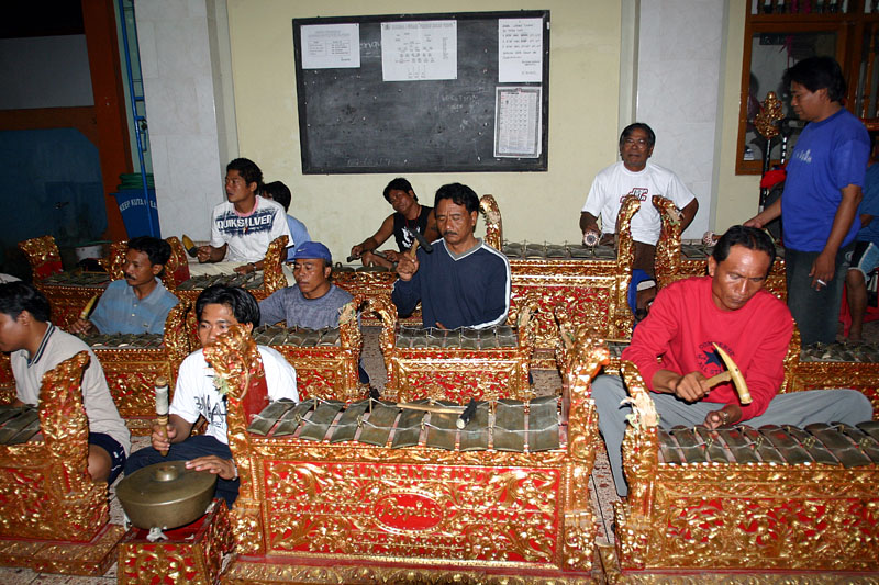 鉄琴のガンサ Gangsa と一箇だけのレヨン Reyong （左下）