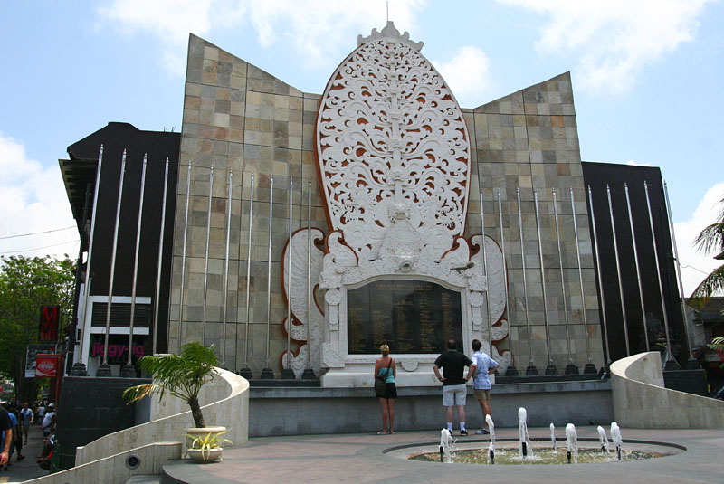 2002年10月12日に起きたクタのテロ事件の犠牲者たちを祀る慰霊碑