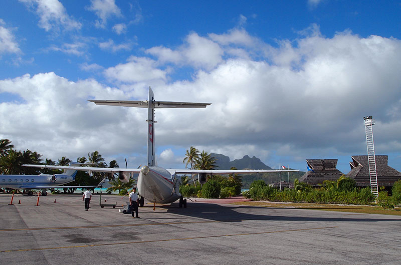 ボラボラ島のモツ（小島）に設けられた空港に無事到着