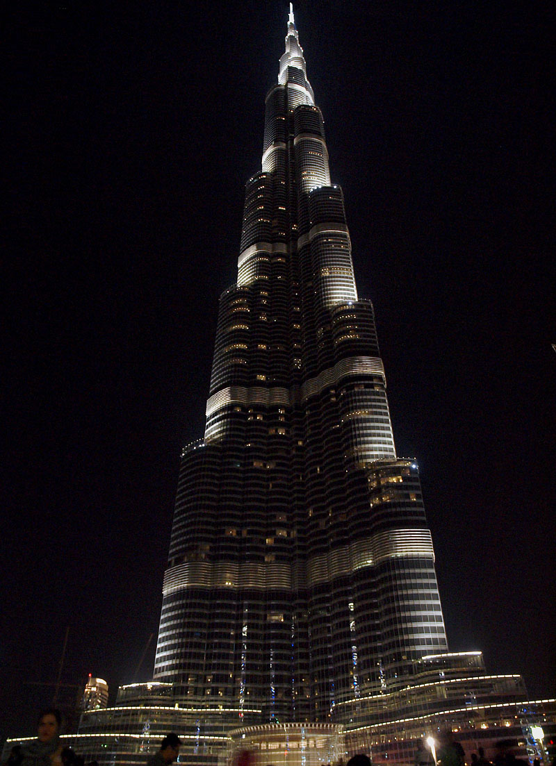 世界一高いビル「バージュ・ハリファ」（828m）のライトアップ