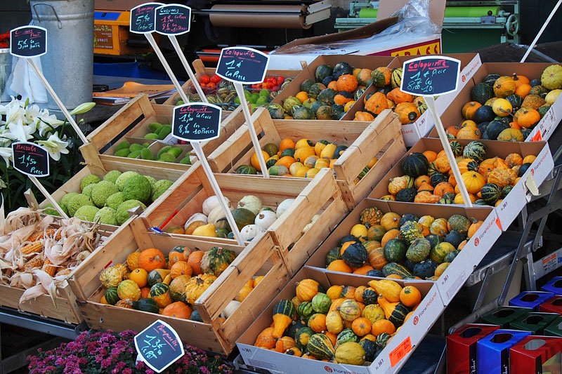 市場のカラフルな野菜･果物