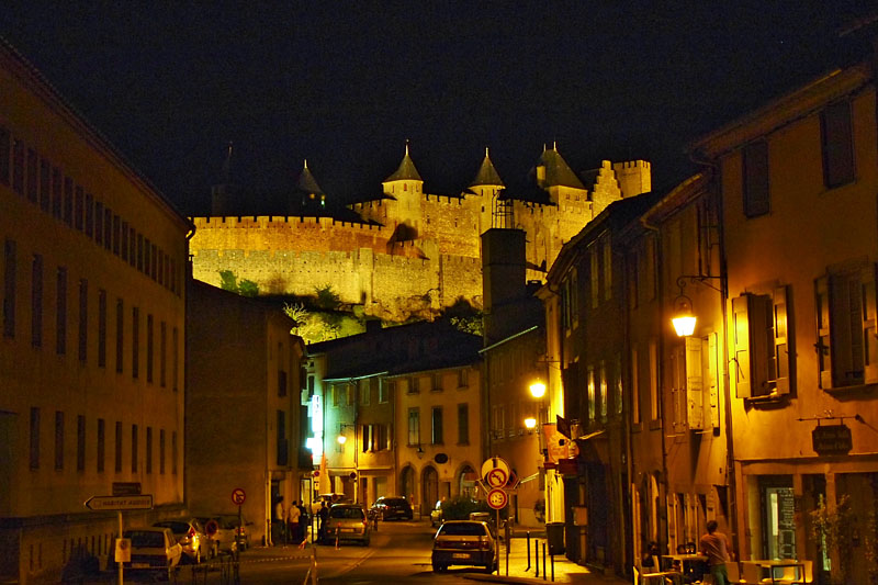 夜の市街から見上げるシテの城壁　22:36