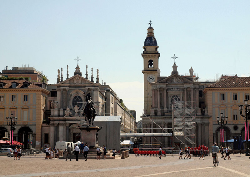 トリノの客間 サン・カルロ広場に建つサン・カルロ聖堂（右）とサンタ・クリスティーナ聖堂（南面） 15：50