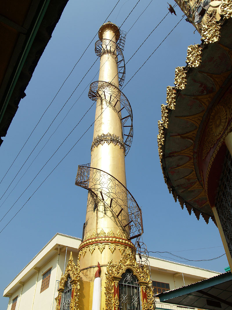 仏教を象徴する黄金の柱「サオサッタナー」