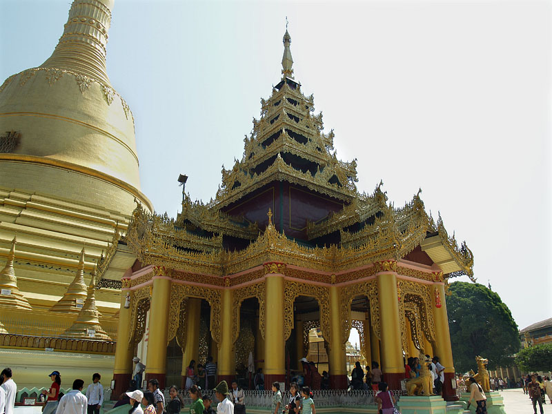 広い境内に建つ仏塔と仏堂