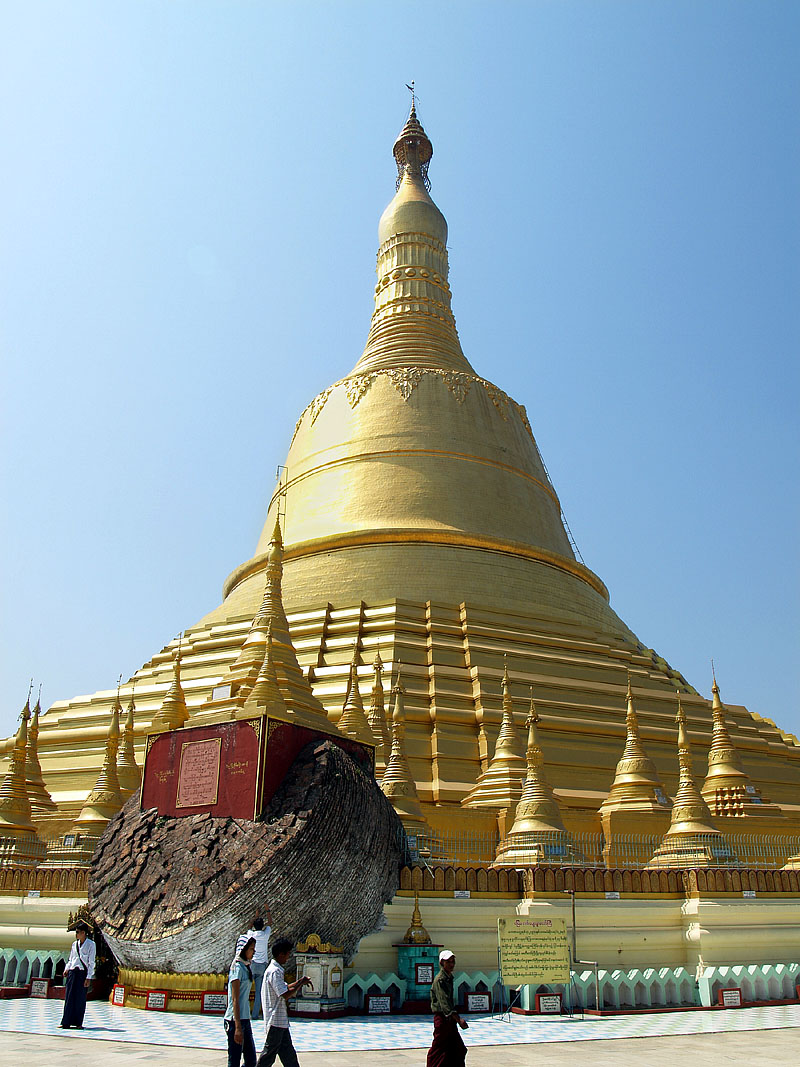 バゴー王朝の栄華を偲ばせる巨大な黄金の仏塔/シュエモード・パヤー