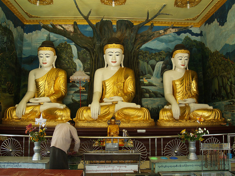 仏堂に祀られた仏像