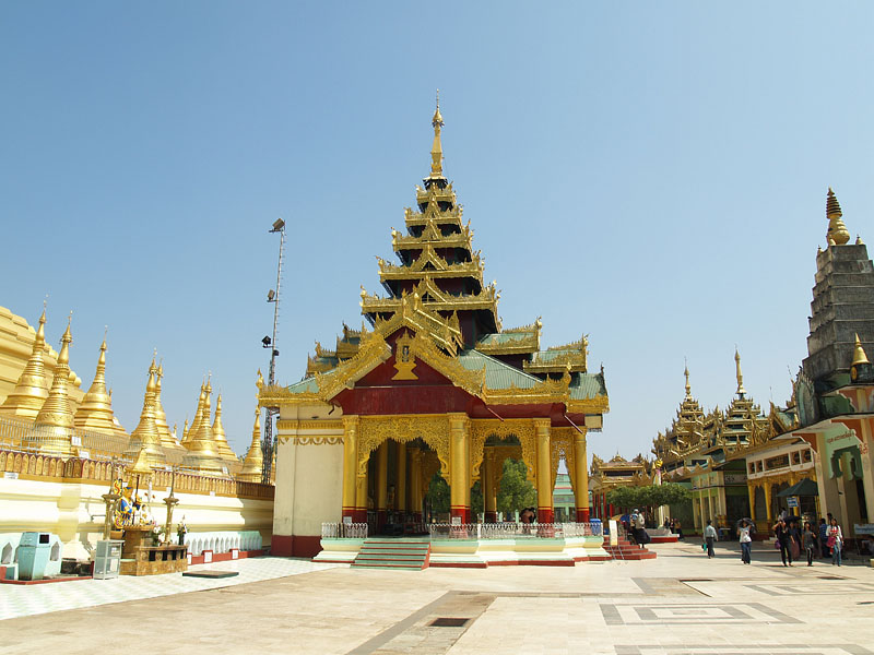 仏塔の周りに建つ仏堂