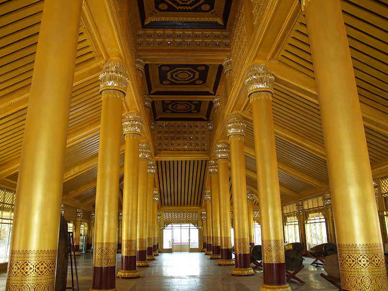 黄金に輝く宮殿の内部