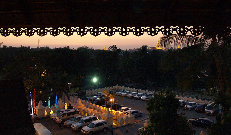 ヤンゴンの夕べ/カンドージー・パレス・ホテル Kandawgyi Palace Hotel から見る光景　18:24