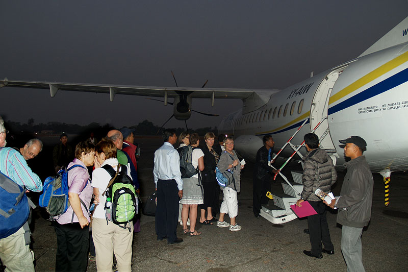 空路バガンへ/ヤンゴン空港　2012.02.13 06:20