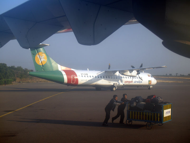 バガン空港に到着　07:49